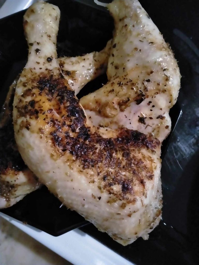 poulet cuit dans une casserole assaisonné et bien doré