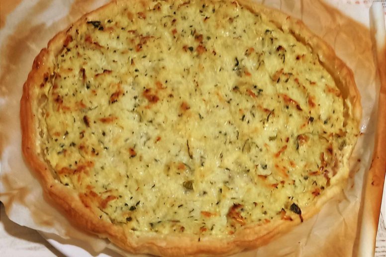 une délicieuse tarte aux courgettes avec une pâte feuilletée dorée et croustillante