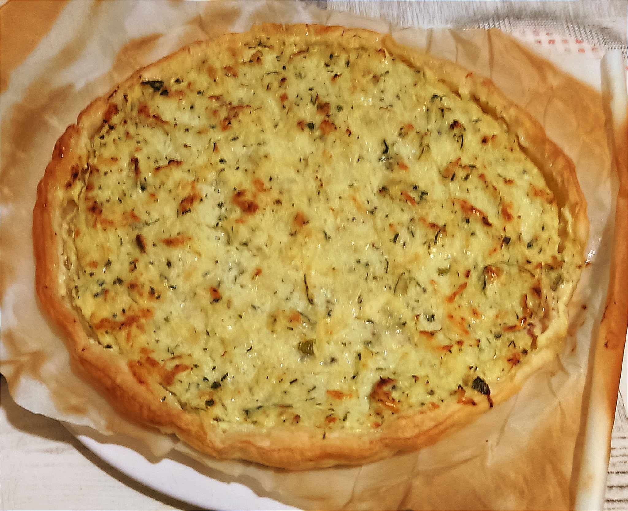 une délicieuse tarte aux courgettes avec une pâte feuilletée dorée et croustillante